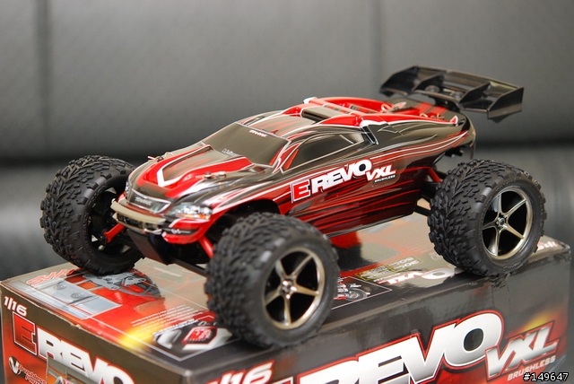 [開箱] -Traxxas 1/16  E-REVO + 小改1/10人字胎