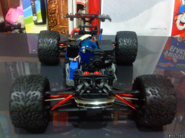 Traxxas 1/16 E-Revo 的新鞋子