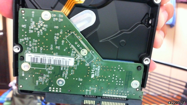 請問WD硬碟  外面的電路板出現這種現象   是否正常?   (有圖)