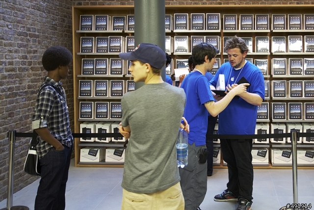 全世界最大的Apple Store&一人一天買兩支iPhone4
