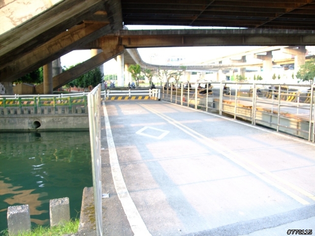 [危險路段]河濱自行車道市民大道出入口