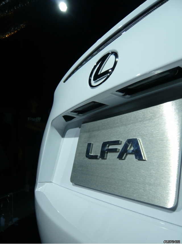 小弟拍的超跑    請大大們指教一下攝影技術