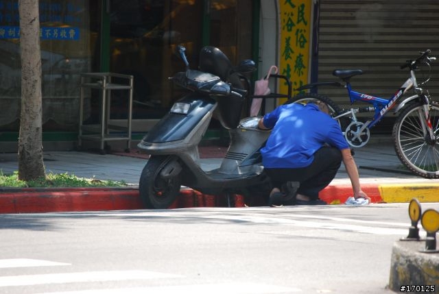 終於見識到了... 神人換機油大絕招! (不喜勿入!!!)