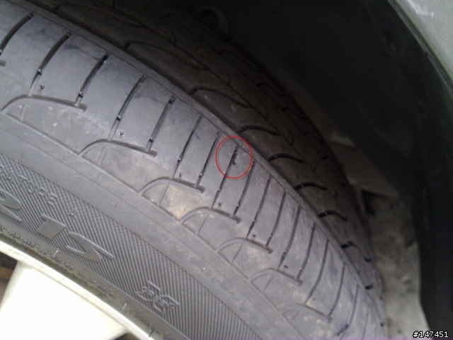 請問輪胎表皮凹槽,好像被石頭切掉有些缺角正常嗎?