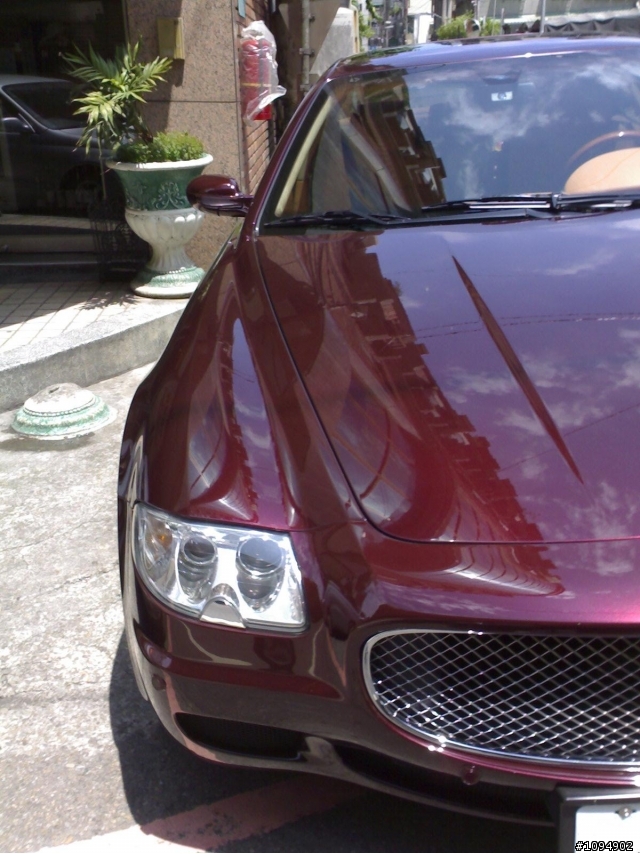 顏色特別的Maserati Quattroporte ....