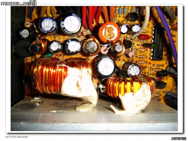 電源供應器裡出現疑似爆漿！？的東西，觸感很像「橡皮擦」。