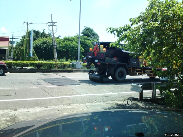 修補馬路上坑洞的工程車以及辛苦的工程人員！