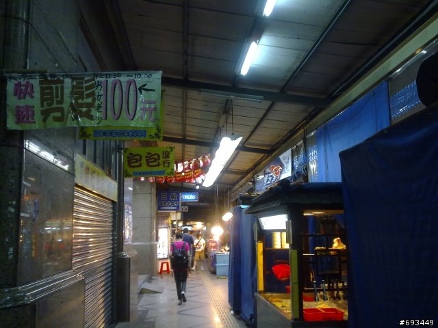 汐止中興路大汐止百貨,會封路變中興夜市~!