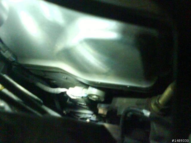 請協助確認crv2引擎室左側油污