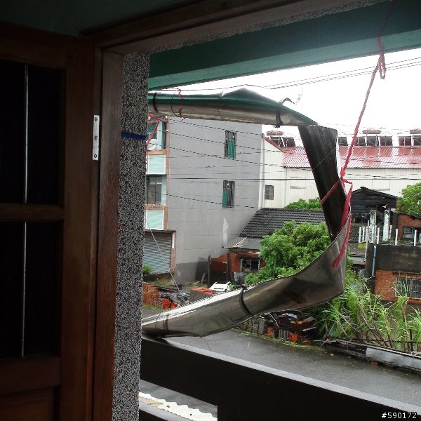 台南縣學甲鎮 風強雨大 ～ （附近住戶整片屋瓦飛走）