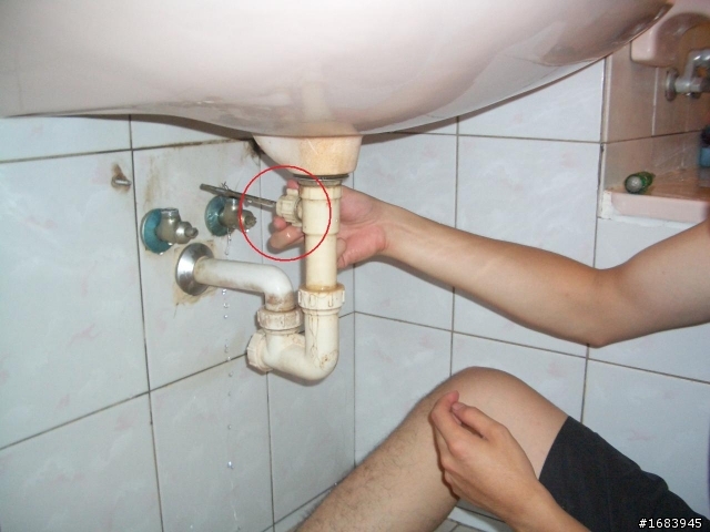 [DIY] 浴室臉盆的水龍頭汰換