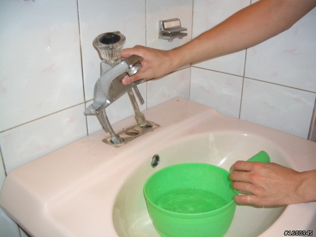 [DIY] 浴室臉盆的水龍頭汰換