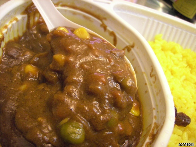 開箱~試食 全家便利商店打廣告打超兇的"燴炒飯"系列 印度濃厚乾碎肉咖哩燴炒飯