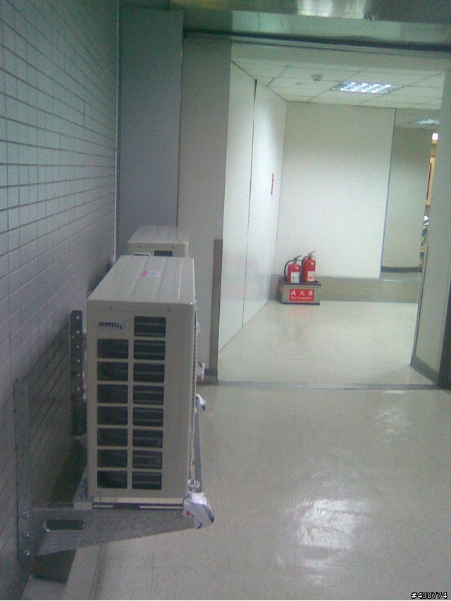 桃園機場室外機裝這裡對嗎？