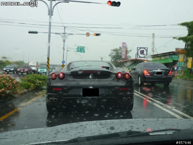 與F430在雨中相遇