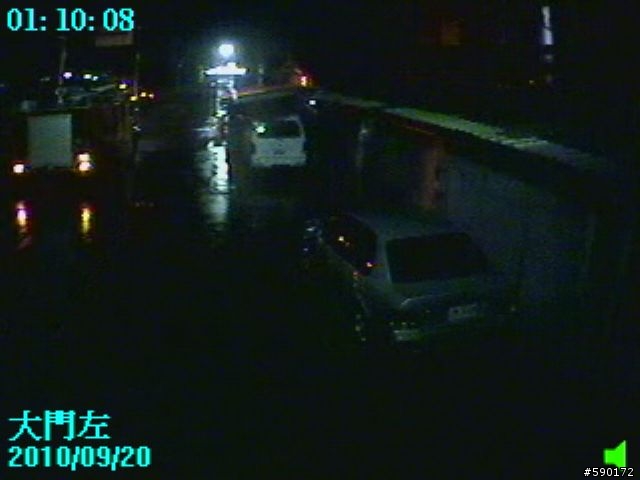台南縣學甲鎮 風強雨大 ～ （附近住戶整片屋瓦飛走）