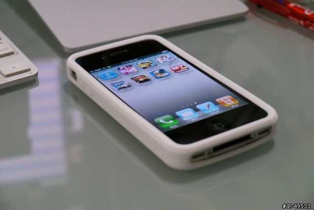 【e7buy分享】iPhone 4 日系高質感 桃紅硬殼 與 小白高密度防滑套 實機上身分享