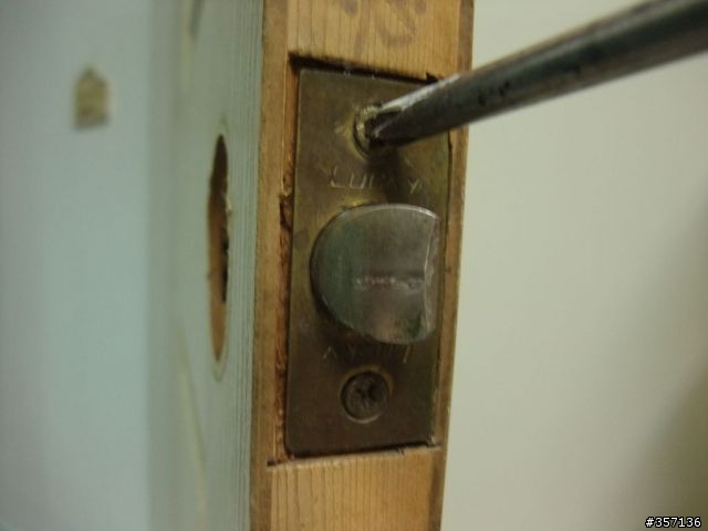 DIY 重新上漆 16 年房間門(包含拆移喇叭鎖完整過程圖示)