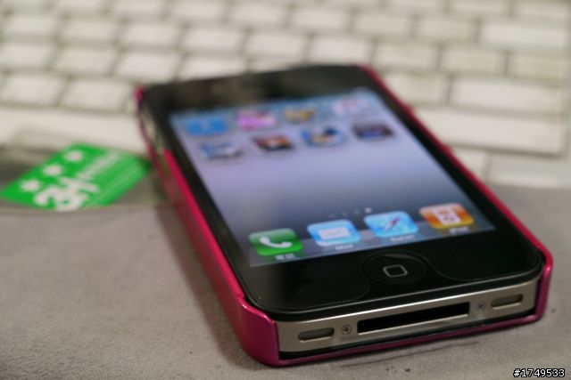 【e7buy分享】iPhone 4 日系高質感 桃紅硬殼 與 小白高密度防滑套 實機上身分享