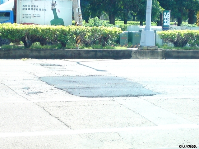 修補馬路上坑洞的工程車以及辛苦的工程人員！