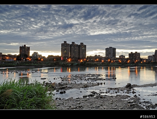 我從網路看人家用超廣角拍風景後的解讀心得: 不必要的空洞被放大了