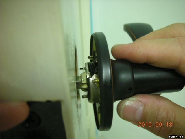 DIY 重新上漆 16 年房間門(包含拆移喇叭鎖完整過程圖示)