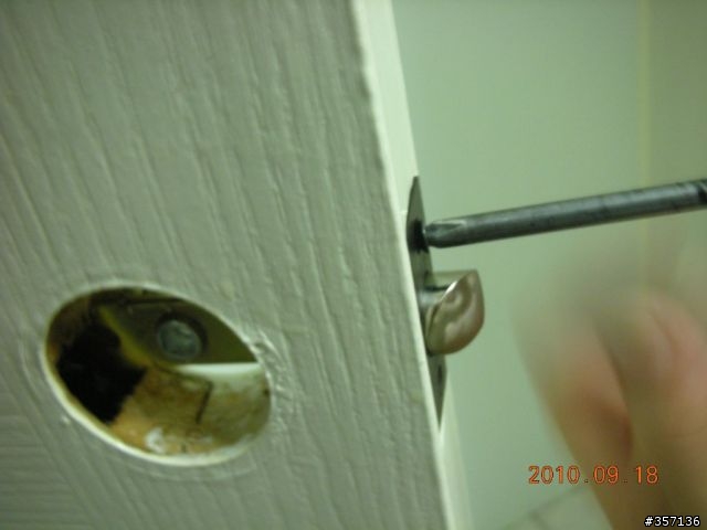 DIY 重新上漆 16 年房間門(包含拆移喇叭鎖完整過程圖示)
