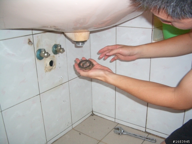 [DIY] 浴室臉盆的水龍頭汰換