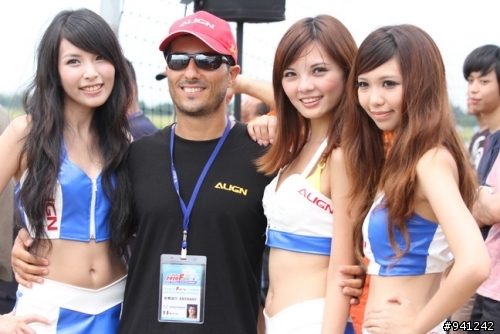 今年的亞拓FUN FLY ~六歲小神童  補上當天SHOWGIRL照片喔 XD