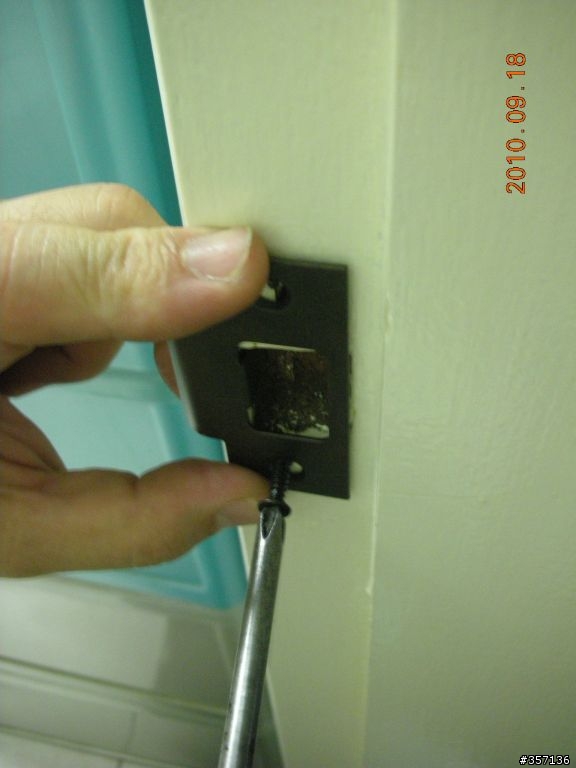 DIY 重新上漆 16 年房間門(包含拆移喇叭鎖完整過程圖示)