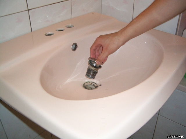 [DIY] 浴室臉盆的水龍頭汰換