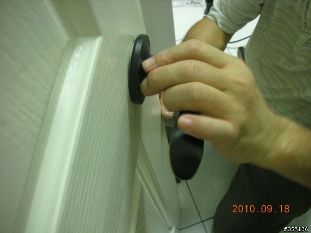DIY 重新上漆 16 年房間門(包含拆移喇叭鎖完整過程圖示)