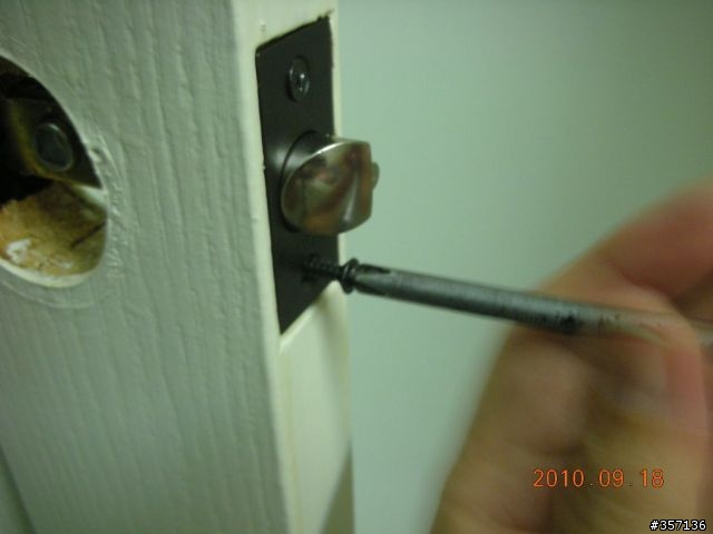 DIY 重新上漆 16 年房間門(包含拆移喇叭鎖完整過程圖示)
