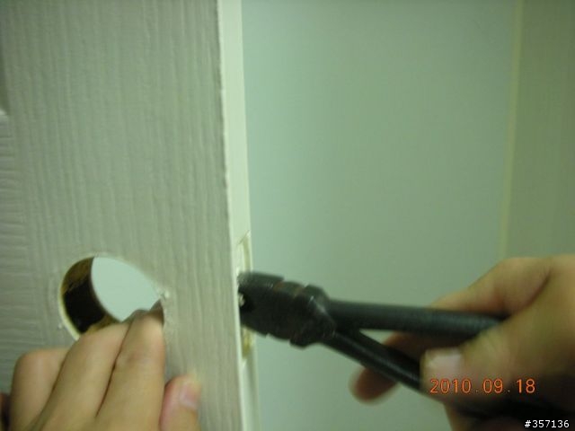 DIY 重新上漆 16 年房間門(包含拆移喇叭鎖完整過程圖示)