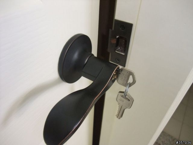 DIY 重新上漆 16 年房間門(包含拆移喇叭鎖完整過程圖示)