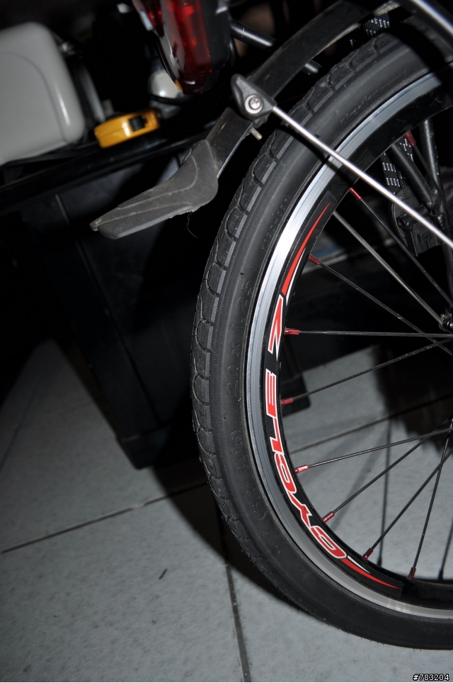 換胎經驗...還是要自己學換胎啦...好貴喔