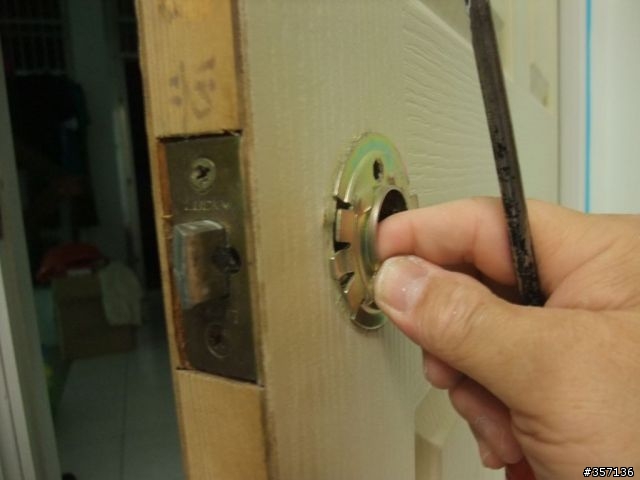 DIY 重新上漆 16 年房間門(包含拆移喇叭鎖完整過程圖示)