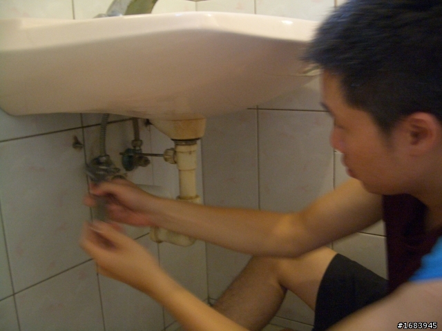 [DIY] 浴室臉盆的水龍頭汰換