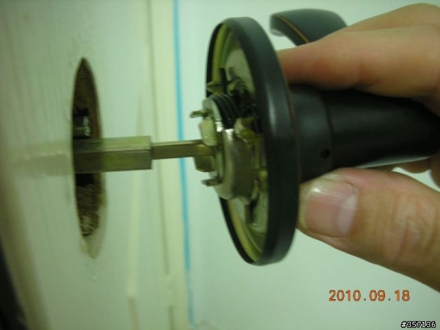 DIY 重新上漆 16 年房間門(包含拆移喇叭鎖完整過程圖示)