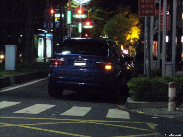 高雄  E92 M3  vs  X6M