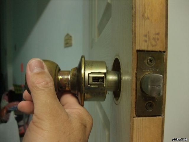 DIY 重新上漆 16 年房間門(包含拆移喇叭鎖完整過程圖示)