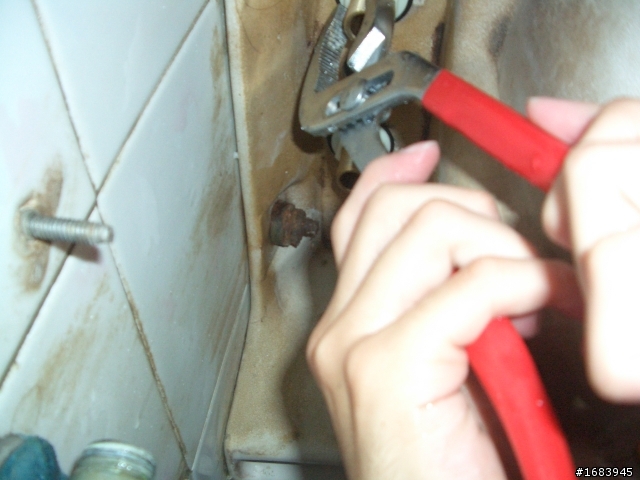 [DIY] 浴室臉盆的水龍頭汰換