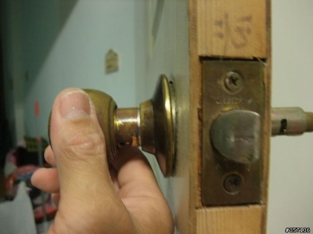 DIY 重新上漆 16 年房間門(包含拆移喇叭鎖完整過程圖示)