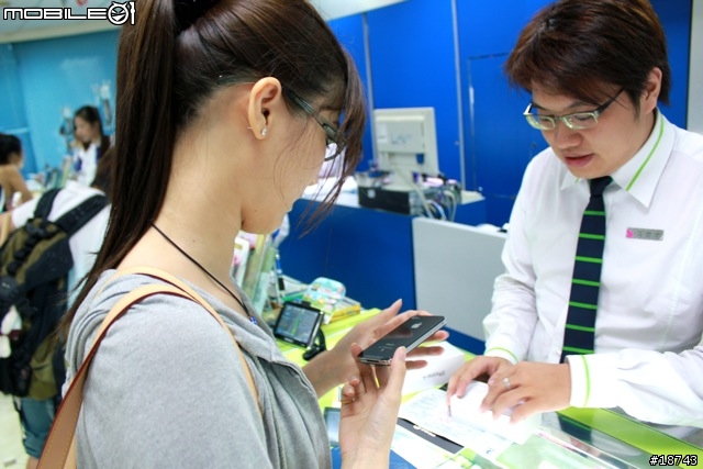 [分享] Apple iPhone4 預購領貨，入手！