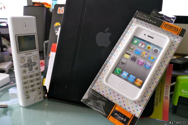 [開箱分享]千元以下日系 iPhone4 高質感 3H高硬度 彩殼 開箱 [同場加映：清爽 白綠雙星Silicon case]