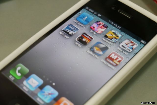 【e7buy分享】iPhone 4 日系高質感 桃紅硬殼 與 小白高密度防滑套 實機上身分享