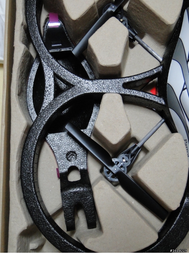 Parrot AR.Drone 開箱與飛行影片