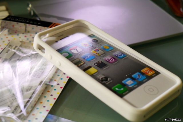 [開箱分享]千元以下日系 iPhone4 高質感 3H高硬度 彩殼 開箱 [同場加映：清爽 白綠雙星Silicon case]
