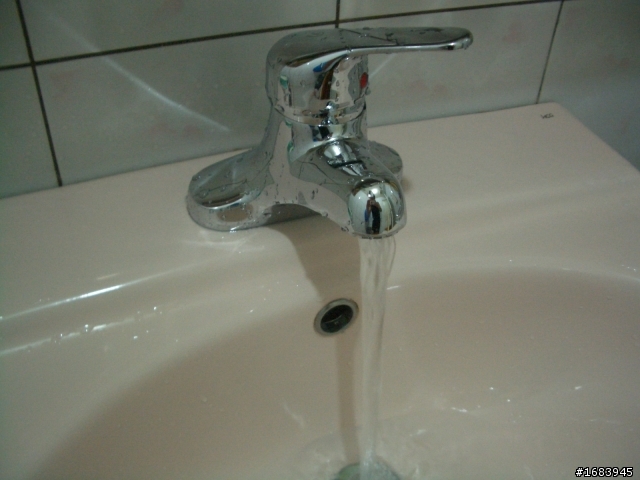 [DIY] 浴室臉盆的水龍頭汰換