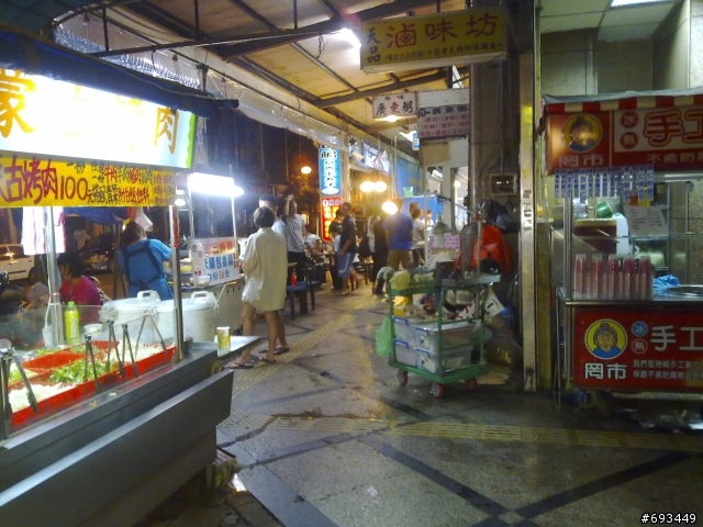 汐止中興路大汐止百貨,會封路變中興夜市~!